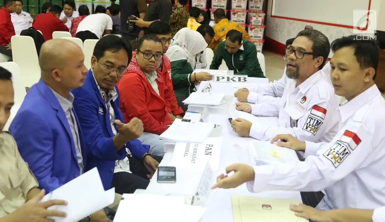 Petugas KPU menerima konsultasi perwakilan partai politik, mengenai hasil penelitian administrasi Pemilu 2019 di gedung KPU Pusat, Jakarta, Jumat (17/11). Sebanyak 14 parpol harus memperbaiki dokumen dalam berkas pendaftaran. (Liputan6.com/Angga Yuniar)