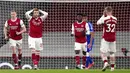 Pemain Arsenal Calum Chambers (kedua kiri) bereaksi setelah kehilangan kesempatan untuk mencetak gol ke gawang Everton pada pertandingan Liga Inggris di Emirates Stadium, London, Inggris, Jumat (23/4/2021). Arsenal kalah 0-1 dari Everton. (John Walton/Pool via AP)