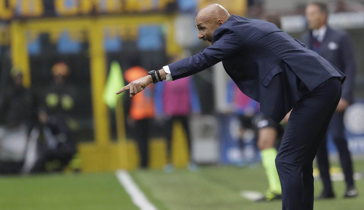 Pelatih Inter Milan, Luciano Spaletti, memberikan instruksi saat melawan Torino pada laga Serie A Italia di Stadion San Siro, Milan, Minggu (5/11/2017). Kedua klub bermain imbang 1-1. (AP/Luca Bruno)