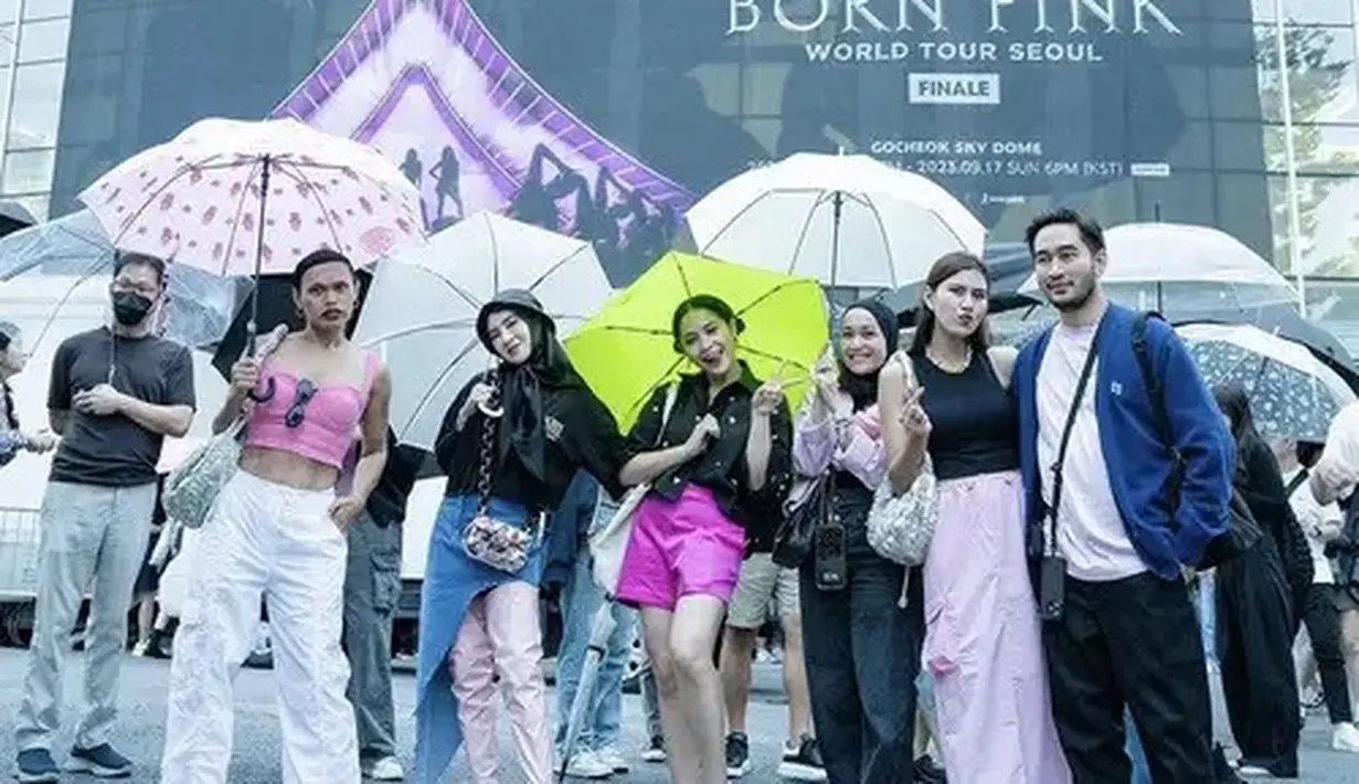 Nonton konser Blackpink di Korea Selatan, Nagita tampil dengan kemeja panjang dipadukan celana pendek fuschia dan sneakersnya. Lalu, Syahnaz hadir dengan tank top hitam dipadukan rok cargo pink. [@syahnazs]