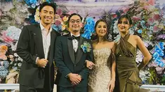 Sheila Dara dan Vidi Aldiano tampil serasi di pernikahan Adinda Thomas. Tampak keduanya berfoto bersama mempelai pengantin. Dalam keterangan foto Instagram, Vidi yang dikenal sebagai duta kondangan pun mengucapkan selamat atas pernikahan Adinda dan Raka. Ia juga menuliskan candaan, “Selamat datang di group per-rumah tangga-an!” (Liputan6.com/IG/@vidialdiano)