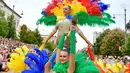 Penari asal Hungaria menghibur penonton saat Festival Bunga Debrecen ke-48 di Debrecen, Hungaria (20/8). Festival ini dirayakan pada hari libur nasional dan di gelar untuk memperingati berdirinya negara Hungaria. (Zsolt Czegledi / MTI via AP)