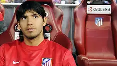 Pose striker Atletico Madrid, Sergio Aguero, sebelum gala La Liga menghadapi Almeria di Vicente Calderon pada 23 September 2009 di Madrid. AFP PHOTO/Pedro ARMESTRE