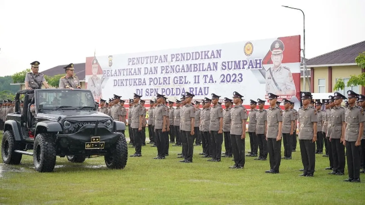 Kapolda Riau Irjen Mohammad Iqbal mengecek ratusan bintara baru yang telah lulus sekolah di SPN.