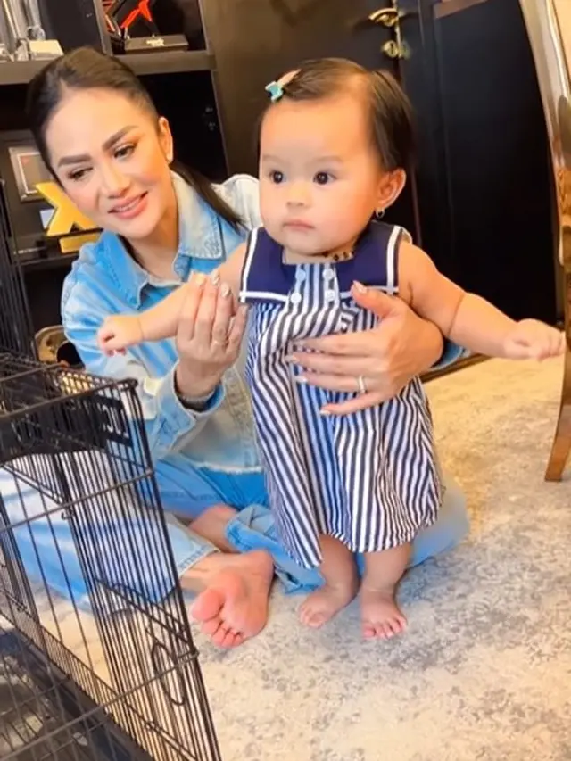 Krisdayanti momong Ameena (Instagram/krisdayantilemos)