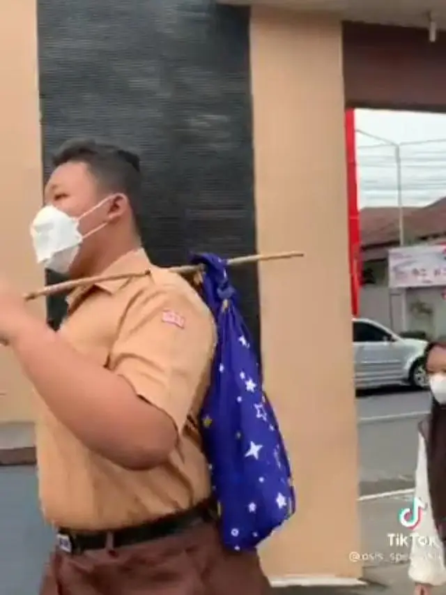 6 Tas yang Dipakai Murid Cowok Saat Sekolah Ini Bikin Ngakak
