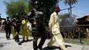 Militer Irak menggiring sejumlah pria yang diduga sebagai militan ISIS saat akan konferensi pers di Irak direktorat intelijen militer di Baghdad (7/9). Militer Irak berhasil menangkap beberapa militan ISIS beserta senjata. (REUTERS/Khalid al Mousily)