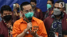 Tersangka Indra Kesuma alias Indra Kenz memberikan keterangan saat jumpa pers kasus trading binary option Binomo di Mabes Polri, Jakarta Selatan, Jumat (25/3/2022). Dalam jumpa pers ini Indra Kenz yang menggunakan baju tahanan ditampilkan ke publik. (Liputan6.com/Herman Zakharia)