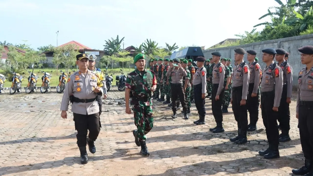 Gelar pasukan Operasi Ketupat Lancang Kuning untuk mengamankan arus mudik Lebaran Idul Fitri di Polres Rokan Hulu.