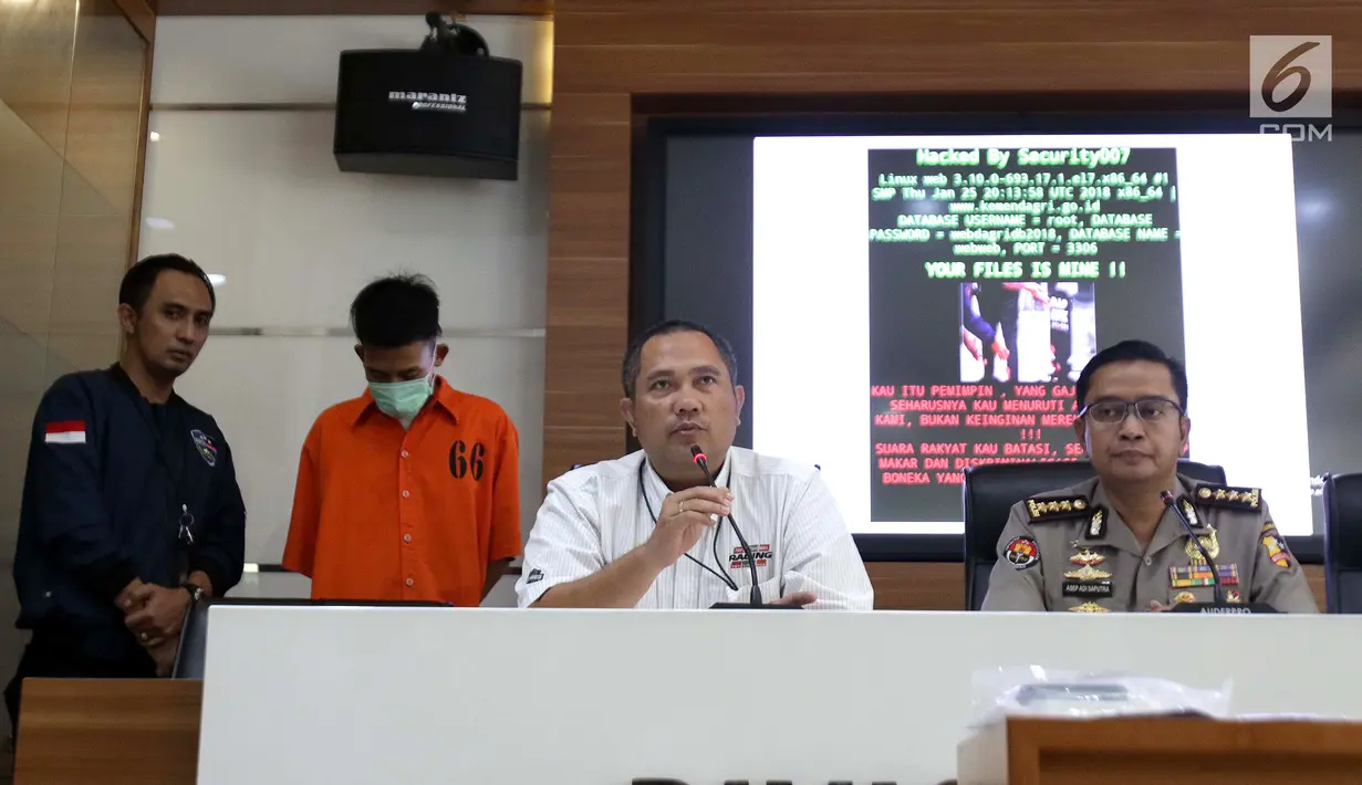 Wadir Tipidsiber Bareskrim Polri, Kombes Asep Safrudin (kedua kanan) memberi keterangan terkait peretasan situs Kemendagri jelang rilis di Mabes Polri, Jakarta, Jumat (27/9/2019). DirTipidsiber Bareskrim Polri mengungkap tersangka peretasan situs Kemendagri. (Liputan6.com/Helmi Fithriansyah)