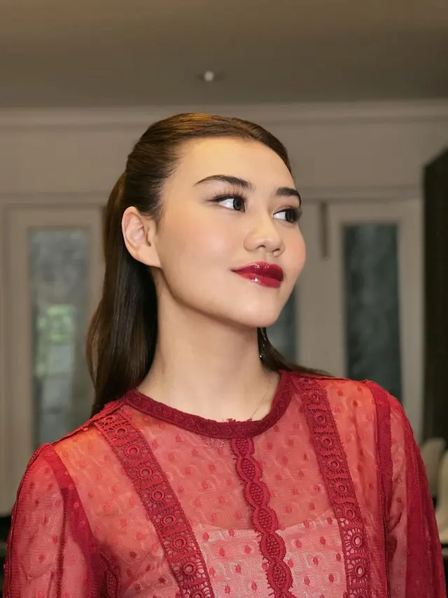 Aaliyah Massaid berbusana merah (Instagram/aaliyah.massaid)