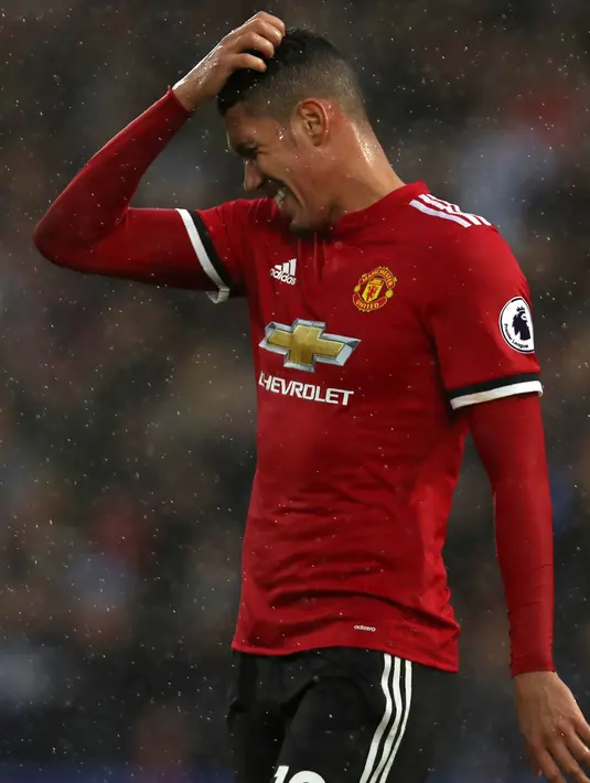 Ekspresi pemain Manchester United Chris Smalling saat bertanding melawan Huddersfield dalam Liga Inggris di stadion John Smith di Huddersfield (21/10). (AFP Photo/Lindsey Parnaby)