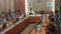 Wakil Gubernur Jawa Barat Uu Ruzhanul Ulum memberikan surat penugasan Mendagri kepada Plt Bupati Bekasi. (Huyogo Simbolon)