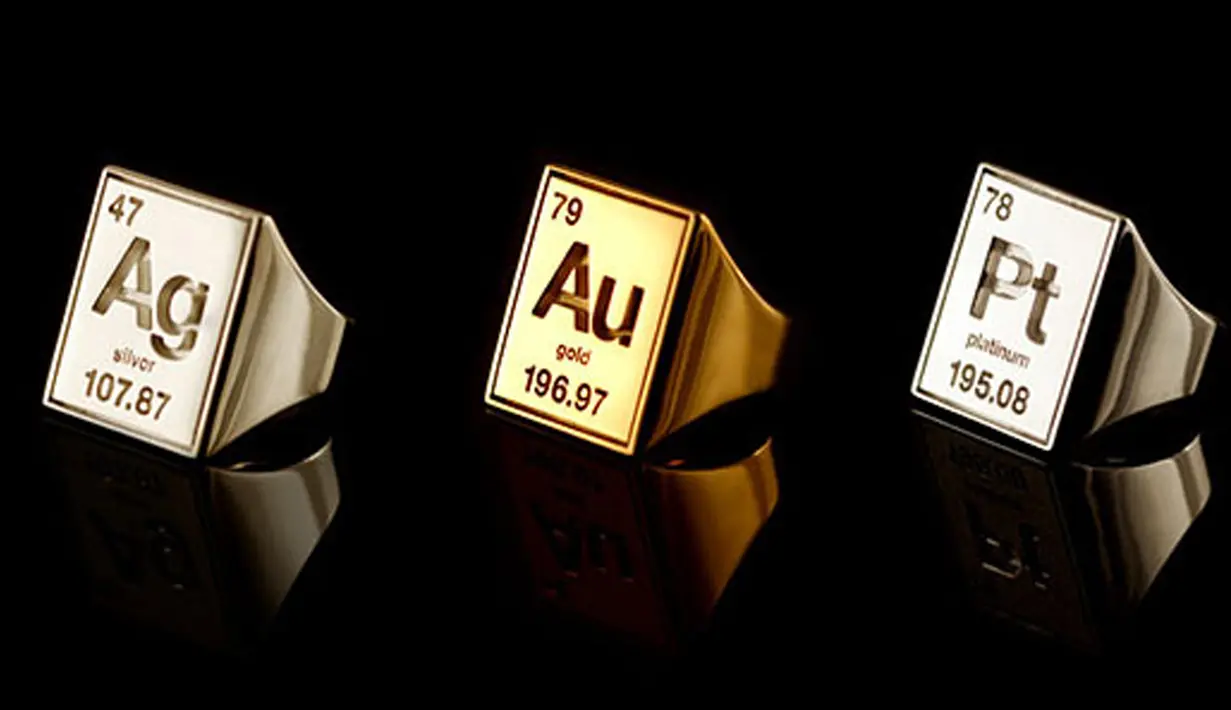 Cincin pernikahan ini bukan bertuliskan kata-kata romantis, tapi malah bertuliskan unsur-unsur kimia yang terdapat dalam tabel periodik. (www.blastr.com)