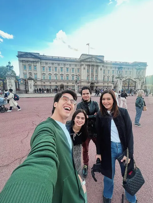 Bukan sekedar liburan, keberangkatan mereka kali ini diakui Maia Estianty karena urusan keluarga.  . [Instagram/tissabiani]