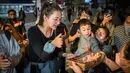 Paula Verhoeven dan anaknya, Kiano Tiger Wong, meniup lilin ulang tahun yang telah disiapkan oleh karyawannya. (Foto: Instagram/ paula_verhoeven)