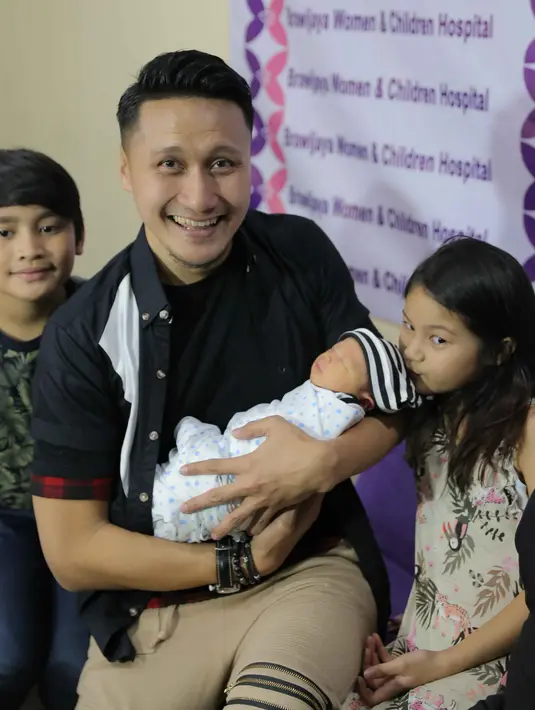 Fenita melahirkan secara normal pada Selasa (23/8) pukul 07.36 WIB. Bayi laki-laki mungil dengan bobot 3,095 kg serta panjang 47 sentimeter itu diberinama Mazbareta Yusuf Athalla. (Andy Masela/Bintang.com)