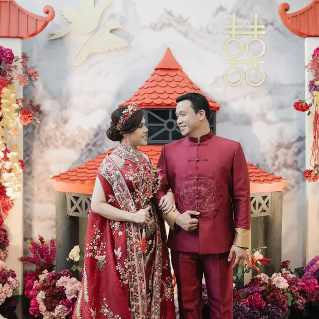 10 Momen Rangkaian Pernikahan Tina Toon dari Sangjit hingga Resepsi, Tampil Memesona