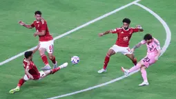 Pemain Inter Miami, Lionel Messi, melepaskan tendangan saat melawan Al Ahly pada pertandingan pembuka Grup A Piala Dunia Antarklub 2025 di Hard Rock Stadium pada Minggu (15/6/2025). (AFP/Photo by Sandra Montanez)