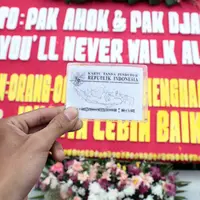 Ratusan karangan bunga untuk Ahok dan Djarot rapi berjajar, mulai dari trotoar hingga hampir menutupi halaman Balai Kota Jakarta. (Deki Prayoga/Bintang.com)