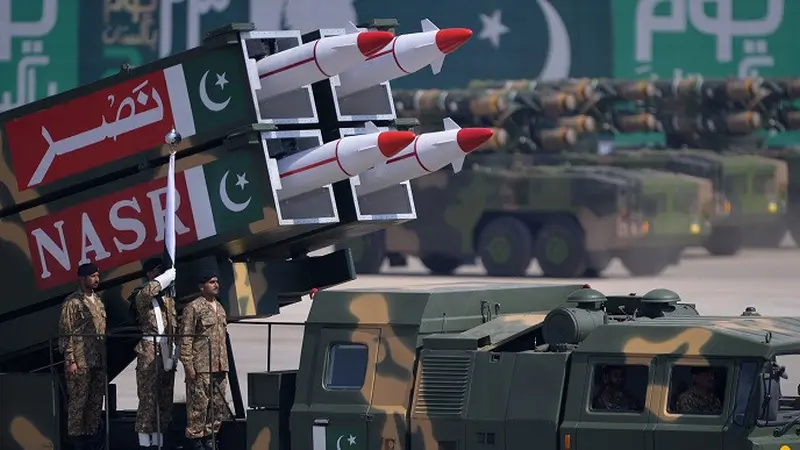 Personil militer Pakistan berdiri di samping rudal Nasr selama parade militer Hari jadi Pakistan di Islamabad (AFP)