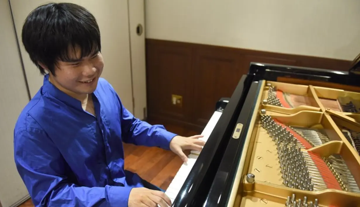 NobuYuki Tsujii merupakan musisi tunanetra yang serba bisa. Ia merupakan penyanyi sekaligus penulis lagu. Saat berumur 12 tahun, ia sudah merilis album pertamanya yang berjudul Street Corner of Vienna. (TORU YAMANAKA/AFP)