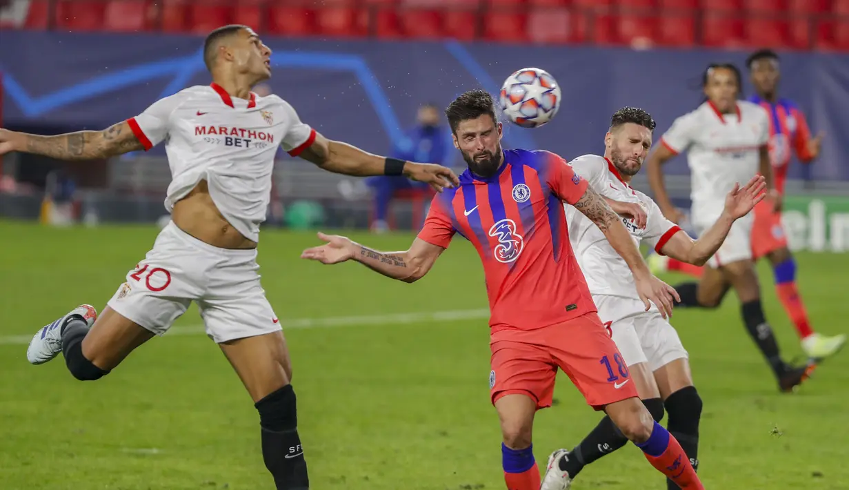 Penyerang Chelsea, Olivier Giroud menyundul bola untuk mencetak gol ke gawang Sevilla pada matchday kelima Grup E Liga Champions di Estadio Ramon Sanchez Pizjuan, Sevilla, Kamis (3/12/2020) dinihari WIB. Olivier Giroud memborong empat gol saat Chelsea mencukur Sevilla 4-0. (AP/Angel Fernandez)