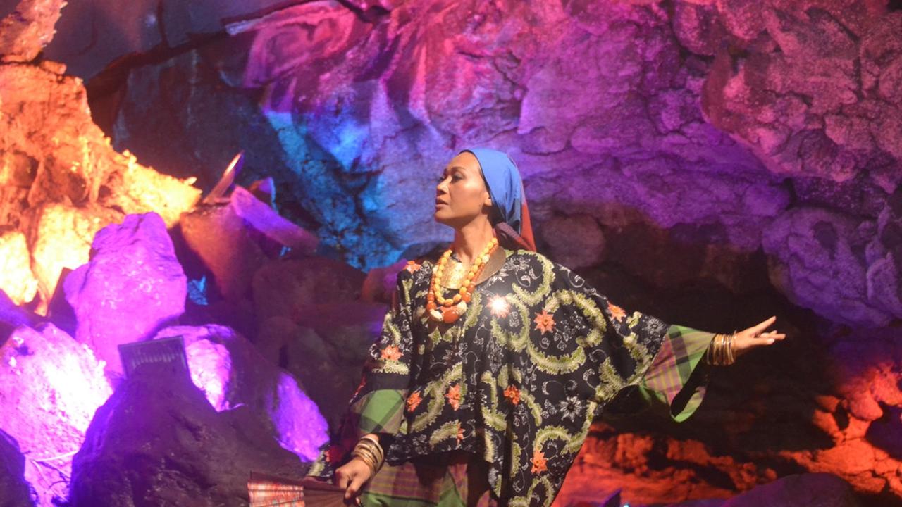 Peragaan busana batik di dalam gua Lawa, Purbalingga. (Foto: Liputan6.com/Humas Purbalingga/Muhamad Ridlo).