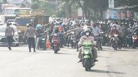 Aparat gabungan dari Polrestabes Bandung, TNI, Satpol PP, dan Dinas Perhubungan, memperketat pemeriksaan kendaraan di pintu masuk Kota Bandung tepatnya Bundaran Cibiru, untuk mencegah penyebaran virus Corona (Covid-19). (Liputan6.com/Huyogo Simbolon)