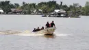 Tim SAR melakukan pencarian korban hilang tenggelamnya kapal feri penyeberangan di perairan Sungai Kapuas, Kuala Kapuas, Kalimantan Tengah, (30/7/2014). (ANTARA FOTO/Herry Murdy Hermawan)
