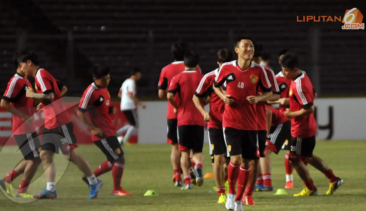 Sebanyak 23 pemain Timnas Cina mengikuti sesi latihan di Stadion GBK Jakarta untuk menghadapi Timnas Indonesia (Liputan6.com/ Helmi Fithriansyah)