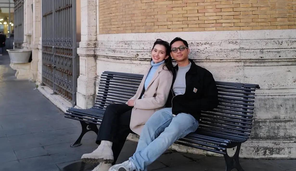 Pamer foto romantis ketika di Vatikan, tak sedikit netizen yang turut bahagia melihat kebersamaan Azriel Hermansyah dan Sarah Menzel. Pasangan ini tampak menikmati setiap momen yang dihabiskan bersama sebelum menjalani hubungan jarak jauh lagi. Menilik dari story Instagamnya, Azriel kini masih di Eropa. Adik Aurel Hermansyah itu diketahui sudah tiga minggu berada di Eropa. (Liputan6.com/IG/@ssarah_menzel)