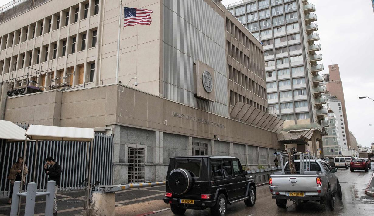 Sejumlah kendaraan melintas di luar kedutaan AS di Tel Aviv (6/12). Menyusul pernyataan soal Yerusalem menjadi ibu kota Israel, Donald Trump menyerukan agar kedubes AS di Tel Aviv segera dipindah ke Yerusalem. (AFP Photo/Jack Guez)