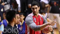 Enes Kanter memberikan Coaching Clinic kepada peserta Indonesia Basketball Academy di Britama Arena, Jakarta, Kamis (18/5/2017).  (Bola.com/Nicklas Hanoatubun)