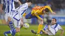 Pemain Barcelona Lionel Messsi mendapat hadangang dari pemain  Real Sociedad  pada lanjutan La Liga Spanyol di Estadio Anoeta, San Sebastian, Sabtu (9/4/2016) atau Minggu dini hari WIB. (REUTERS/Vincent West)