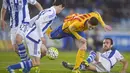 Pemain Barcelona Lionel Messsi mendapat hadangang dari pemain  Real Sociedad  pada lanjutan La Liga Spanyol di Estadio Anoeta, San Sebastian, Sabtu (9/4/2016) atau Minggu dini hari WIB. (REUTERS/Vincent West)