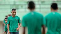 Aksi Dedi Kusnandar saat menjalani latihan Timnas Indonesia di Stadion Manahan Solo Jawa Tengah, Sabtu (23/9/2016).  (Bola.com/Peksi Cahyo)