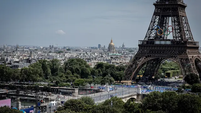 Pemandangan Paris dengan Cincin Olimpiade di Menara Eiffel yang diambil dari perangkat France Television di Trocadero, selama Olimpiade Paris 2024, di Paris