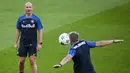 Pelatih Salzburg Gerhard Struber menghadiri sesi latihan menjelang matchday 1 Grup D Liga Champions 2023/2024, di stadion Luz di Lisbon, Selasa (19/9/2023). (Patricia DE MELO MOREIRA / AFP)