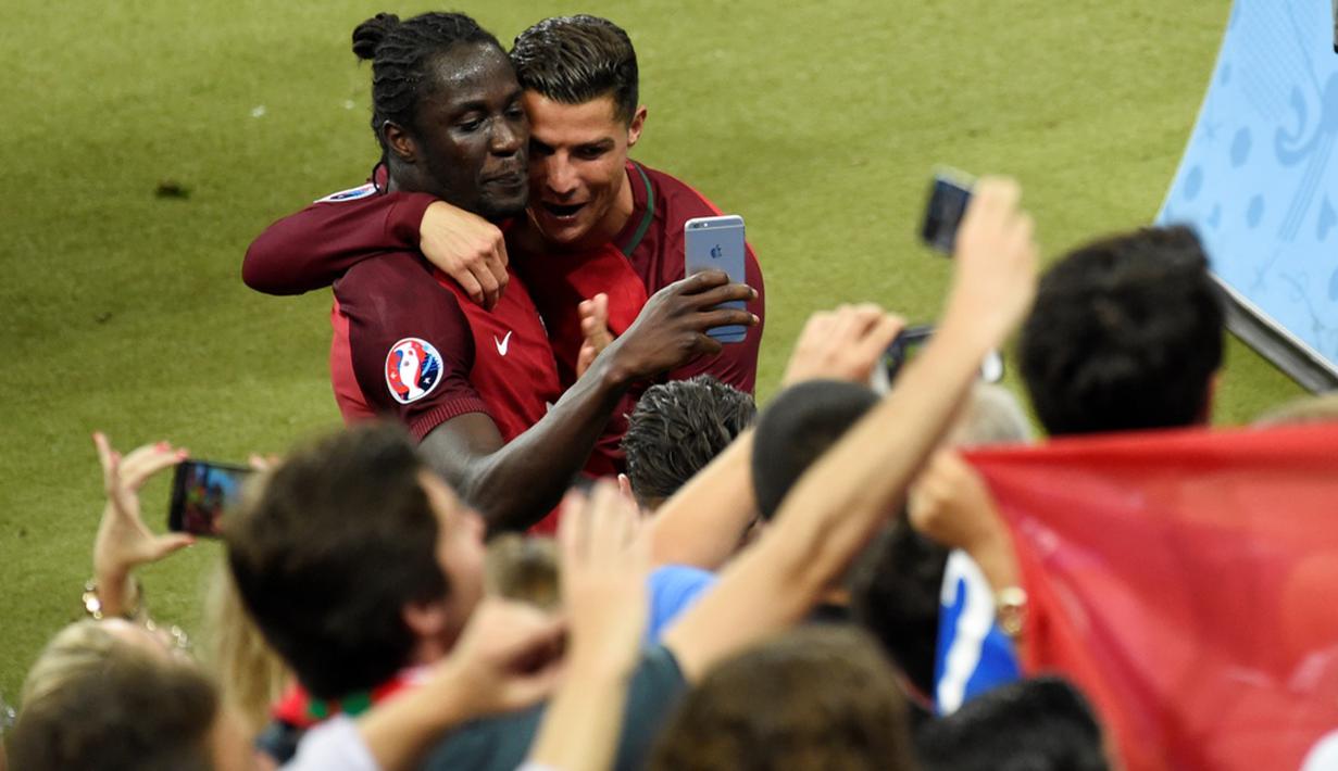 Cristiano Ronaldo berfoto bersama pencetak gol kemenangan Portugal, Eder, seusai laga final Piala Eropa 2016 di Stade de France, Saint-Denis, Senin (11/7/2016) dini hari WIB. (AFP/Miguel Medina)