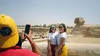 Sejumlah wisatawan berfoto di dekat Sfinks di Giza, Mesir (1/7/2020). Mesir pada Rabu (1/7) membuka kembali Museum Mesir, Piramida Giza, dan Kuil Luxor untuk kali pertama sejak ditutup akibat COVID-19 pada Maret lalu. (Xinhua/Ahmed Gomaa)