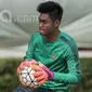 1. Kurniawan Kartika Ajie (Persiba) - Dirinya menjadi satu-satunya kiper yang bertahan sejak seleksi tahap pertama. Penjaga gawang asal Balikpapan ini menjadi kandidat terdepan untuk satu posisi di Timnas U-22. (Bola.com/Vitalis Yogi Trisna)