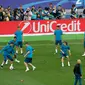 Pemain Real Madrid melakukan sesi latihan menjelang final Liga Champions di NSC Olimpiyskiy Stadium, Kiev, Jumat (25/5). Final Liga Champions musi ini akan mempertemukan raksasa Spanyol, Real Madrid melawan wakil Inggris, Liverpool. (AP/Darko Vojinovic)