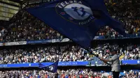 Bendera raksasa dikibarkan menyambut para pemain Chelsea dan Liverpool pada laga Premier League di Stadion Stamford Bridge, London, Minggu (6/5/2018). Chelsea menang 1-0 atas Liverpool. (AFP/Glyn Kirk)