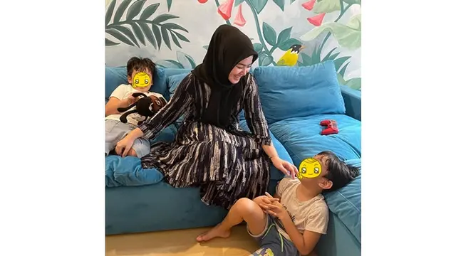 Zumi Zola Bebas, Ini 6 Potret Sherrin Tharia Mantan Istrinya yang Kini Jualan Kue