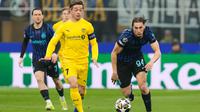 Begitu babak pertama dimulai, Inter Milan sudah tancap gas menggempur pertahanan Bodo/Glimt. Tampak dalam foto, pemain Inter Milan, Francesco Pio Esposito (kanan) berebut bola dengan Patrick Berg dari Bodo/Glimt selama pertandingan babak playoff Liga Champions 2025-2026 di stadion San Siro, Italia, Selasa 24 Februari 2026 waktu setempat atau Rabu (25/2/2026) dini hari WIB. (AP Photo/Luca Bruno)
