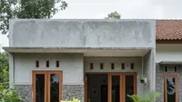 8 Desain Kombinasi Batu Alam dan Semen Kasar yang Bikin Rumah Kampung Lebih Menawan dan Modern