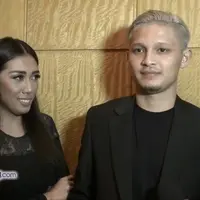 Syamsir Alam menggandeng kekasihnya, Picci Ramlan di pernikahan Nina Zatulini. Seperti apa sih cerita pertemuan mereka berdua?