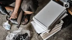 Aktivitas pekerja saat menyelesaikan produksi papan tulis di Jakarta, Rabu (3/3/2021). Selama pandemi, rata-rata dalam sehari sebanyak 15 buah papan tulis laris terjual berkat pemasaran online di masa pandemi covid-19. (merdeka.com/Iqbal S Nugroho)