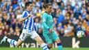 Striker Barcelona, Antoine Griezmann. berusaha mengontrol bola saat melawan Real Sociedad pada laga La Liga di Stadion Anoeta, San Sebastian, Sabtu (14/12). Kedua klub bermain imbang 2-2. (AFP/Ander Gillenea)